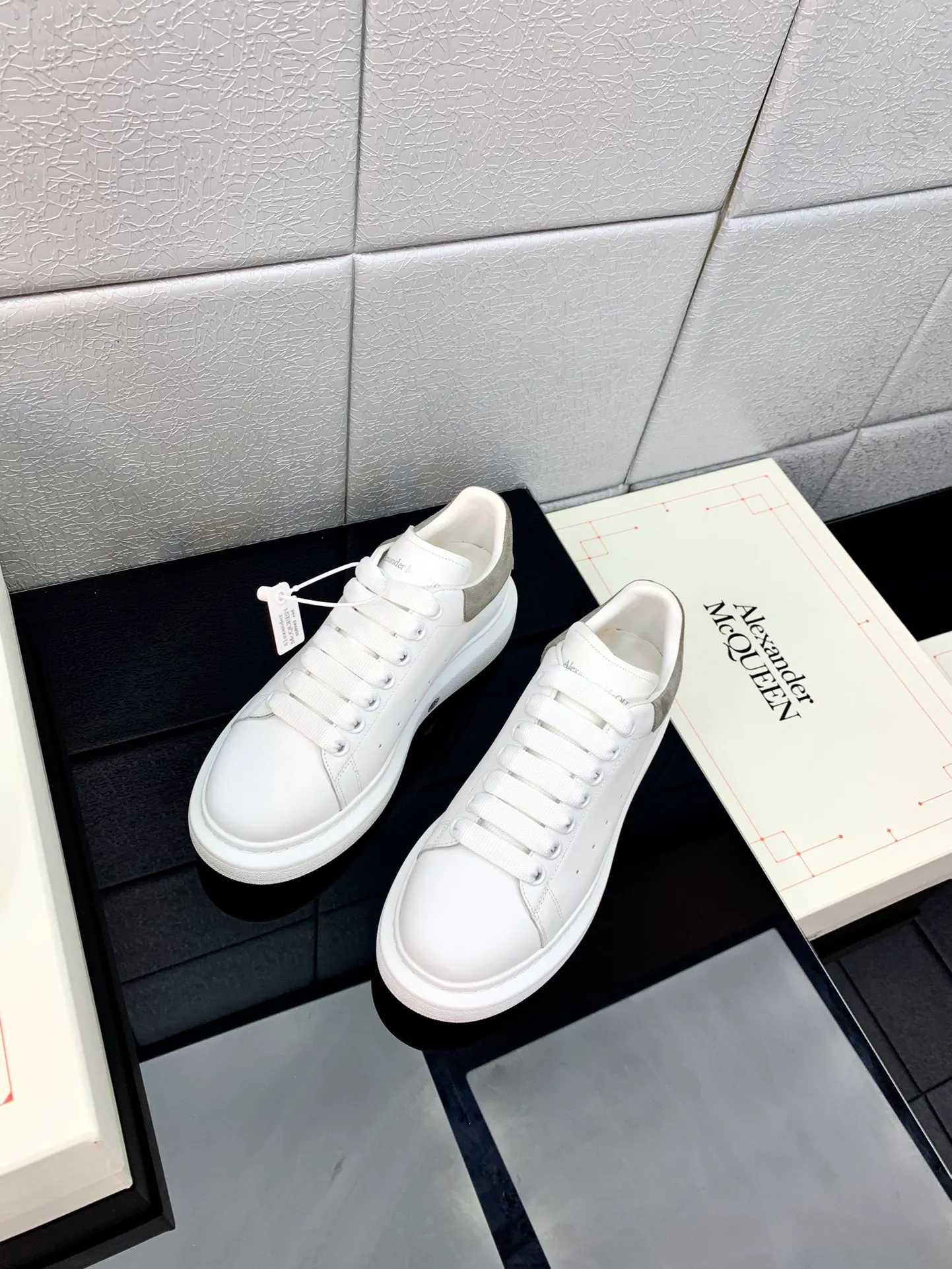👟👟Ex-factory price👟👟Ex-factory price 480👟👟 2022 latest upgraded version The latest McQueen white shoes original 1⃣: 1⃣perfect replica ☑Deliver the latest counter full set of packaging🎁Full series of color styles are constantly updated🥳🥳 🔺Fabric: Customized original matte silk cowhide 🔺Inner lining: imported water-dyed sheepskin lining/original customized soft cowhide pad 🔺Feet: ultra-clear high temperature air pressure logo➕soft latex pad 🔺outsole: rubber T👟👟factory price👟👟factory price U vacuum bottom/I👟👟factory price👟👟factory price original foam bottom, thick bottom about 4cm 🔺Size: Female M34-40 Male M39-45